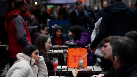 Varios clientes beben en un pub londinense en medio de la propagación de la pandemia de la enfermedad del coronavirus, a 28 de diciembre de 2021. Varios clientes beben en un pub londinense en medio de la propagación de la pandemia de la enfermedad del coronavirus, a 28 de diciembre de 2021.