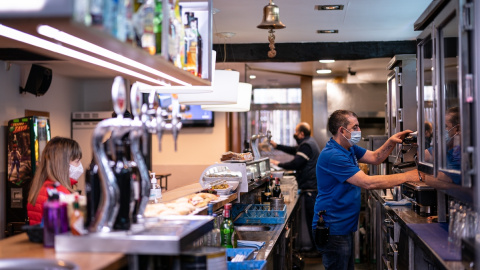Un trabajador prepara un café durante una jornada marcada por la reapertura de los establecimientos en los municipios vascos pertenecientes a la ‘zona roja’, en Vitoria, a 10 de febrero de 2021. Un trabajador prepara un café durante una jornada marcada por la reapertura de los establecimientos en los municipios vascos pertenecientes a la ‘zona roja’, en Vitoria, a 10 de febrero de 2021.