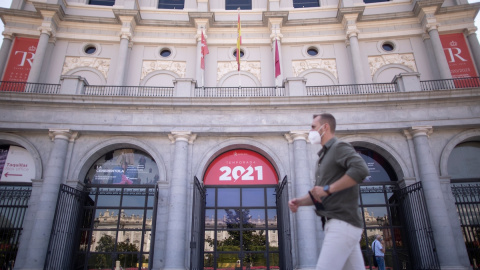 Un hombre con mascarilla frente al Teatro Real, durante el último día en el que es obligatorio el uso de la mascarilla en exteriores, a 25 de junio de 2021, en Madrid. Un hombre con mascarilla frente al Teatro Real, durante el último día en el que es obligatorio el uso de la mascarilla en exteriores, a 25 de junio de 2021, en Madrid.