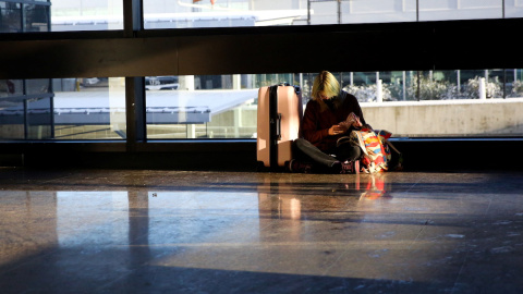 Un viajero espera un vuelo retrasado después de que decenas fueran cancelados o retrasados en el Aeropuerto Internacional Seattle-Tacoma, a 27 de diciembre de 2021. Un viajero espera un vuelo retrasado después de que decenas fueran cancelados o retrasados en el Aeropuerto Internacional Seattle-Tacoma, a 27 de diciembre de 2021.