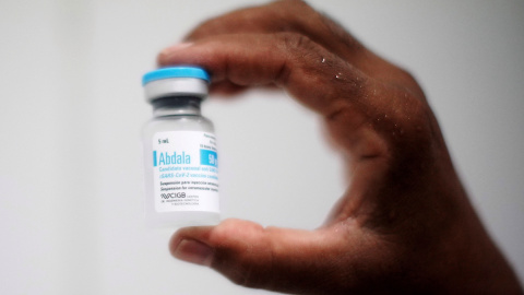 Una enfermera muestra una dosis de la vacuna Abdala contra el coronavirus en un centro de vacunación en La Habana, Cuba, el 23 de junio de 2021. Una enfermera muestra una dosis de la vacuna Abdala contra el coronavirus en un centro de vacunación en La Habana, Cuba, el 23 de junio de 2021.