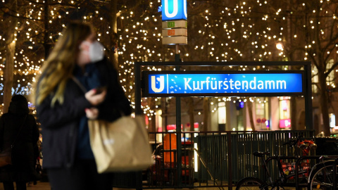 Una mujer que lleva una bolsa de compras pasea por la calle comercial Kurfuerstendamm de Berlín, en plena pandemia, a 23 de diciembre de 2021. Una mujer que lleva una bolsa de compras pasea por la calle comercial Kurfuerstendamm de Berlín, en plena pandemia, a 23 de diciembre de 2021.