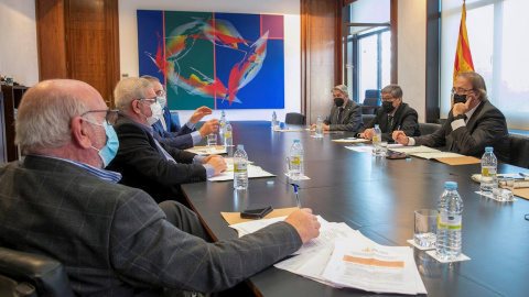 Los consejeros de Industria, Arturo Aliaga y de Hacienda, Carlos Pérez Anadón, el presidente de Cepyme Aragón, Aurelio López de Hita, y representantes de asociaciones de hostelería de las tres provincias aragonesas. Los consejeros de Industria, Arturo Aliaga y de Hacienda, Carlos Pérez Anadón, el presidente de Cepyme Aragón, Aurelio López de Hita, y representantes de asociaciones de hostelería de las tres provincias aragonesas.