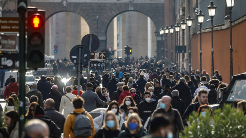 Numerosas personas caminan por la Via di Porta Angelica, en el centro de Roma, este lunes. Numerosas personas caminan por la Via di Porta Angelica, en el centro de Roma, este lunes.