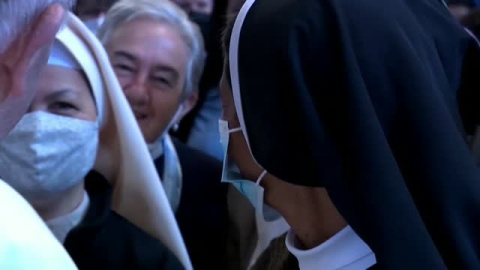 El papa saluda a la monja colombiana liberada en Mali El papa saluda a la monja colombiana liberada en Mali