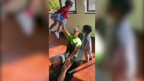 Cristiano Ronaldo entrena en casa con la ayuda de sus hijos Cristiano Ronaldo entrena en casa con la ayuda de sus hijos