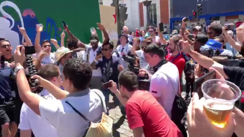 Aficionados del Tottenham animan a su equipo antes de la final Aficionados del Tottenham animan a su equipo antes de la final