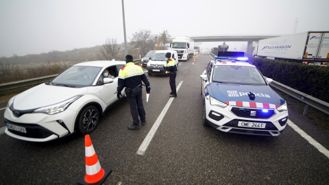 31/12/2021.- Los Mossos d,Esquadra regulan el tráfico en la autopista AP-2 a su paso por Lleida tras el accidente de tráfico múltiple ocurrido esta madrugada a la altura del municipio de Castelldans y que ha provocado dos personas muertas y 31/12/2021.- Los Mossos d,Esquadra regulan el tráfico en la autopista AP-2 a su paso por Lleida tras el accidente de tráfico múltiple ocurrido esta madrugada a la altura del municipio de Castelldans y que ha provocado dos personas muertas y