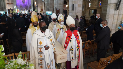 Los miembros del clero cargan el ataúd del difunto arzobispo emérito Desmond Tutu cuando salen de la catedral de San Jorge durante su funeral de estado en Ciudad del Cabo. Los miembros del clero cargan el ataúd del difunto arzobispo emérito Desmond Tutu cuando salen de la catedral de San Jorge durante su funeral de estado en Ciudad del Cabo.