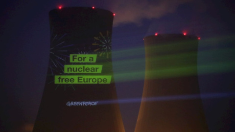 Activistas de Greenpeace proyectan el lema 'Por una Europa libre de armas nucleares' en una de las torres de refrigeración de la central nuclear de Grohnde (Kerncentrale Grohnde - KGW) en Emmerthal, norte de Alemania, el 30 de diciembre 202 Activistas de Greenpeace proyectan el lema 'Por una Europa libre de armas nucleares' en una de las torres de refrigeración de la central nuclear de Grohnde (Kerncentrale Grohnde - KGW) en Emmerthal, norte de Alemania, el 30 de diciembre 202
