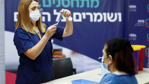 Una enfermera administra la cuarta dosis de la covid-19 en Ramat Gan, Israel, el 31 de diciembre de 2021. Una enfermera administra la cuarta dosis de la covid-19 en Ramat Gan, Israel, el 31 de diciembre de 2021.