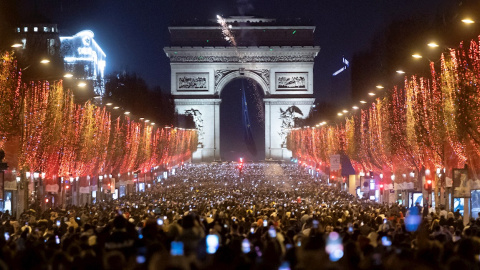 Personas celebran el año nuevo en los Campos Elíseos de París, Francia, el 1 de enero de 2022. Personas celebran el año nuevo en los Campos Elíseos de París, Francia, el 1 de enero de 2022.