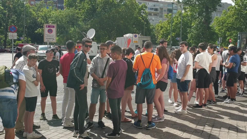 Miles de aficionados acuden al Bernabéu a la presentación de Hazard Miles de aficionados acuden al Bernabéu a la presentación de Hazard
