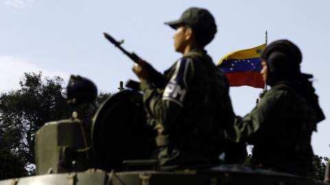 4/1/2021-Varios soldados en la cima de un tanque durante un ejercicio militar para defenderse de una posible invasión de fuerzas extranjeras a Venezuela. 4/1/2021-Varios soldados en la cima de un tanque durante un ejercicio militar para defenderse de una posible invasión de fuerzas extranjeras a Venezuela.