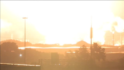 Violenta explosión en la mayor refinería del este de Estados Unidos Violenta explosión en la mayor refinería del este de Estados Unidos