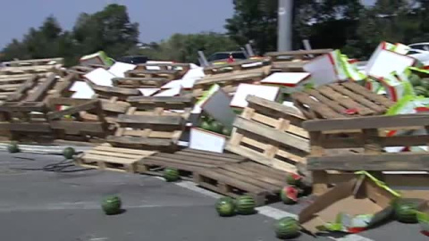 Cortada la AP-7 dirección Girona tras volcar un camión Cortada la AP-7 dirección Girona tras volcar un camión