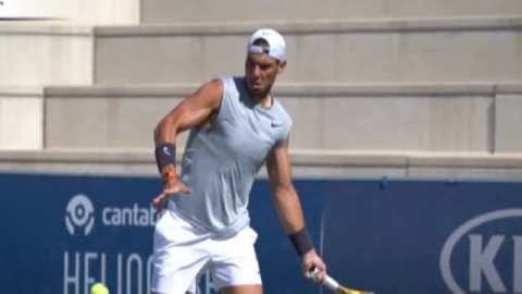 Nadal ya se ejercita en las pistas de su academia en Manacor Nadal ya se ejercita en las pistas de su academia en Manacor