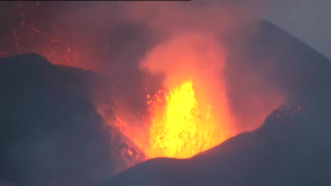El volcán es hoy más explosivo y expulsa más cenizas El volcán es hoy más explosivo y expulsa más cenizas