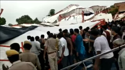 Al menos 14 muertos y 50 heridos tras el derrumbe de una carpa en la India Al menos 14 muertos y 50 heridos tras el derrumbe de una carpa en la India
