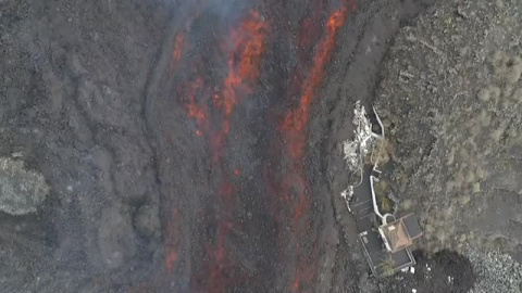 La nueva colada del volcán se encuentra a 300 metros del mar La nueva colada del volcán se encuentra a 300 metros del mar