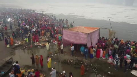 Rituales en India entre espuma tóxica y aire contaminado Rituales en India entre espuma tóxica y aire contaminado