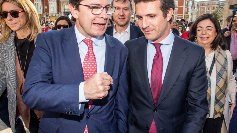 El presidente del PP, Pablo Casado, junto al candidato a la Presidencia de la Junta, Alfonso Fernández Mañueco en la visita a la Catedral de Burgos. El presidente del PP, Pablo Casado, junto al candidato a la Presidencia de la Junta, Alfonso Fernández Mañueco en la visita a la Catedral de Burgos.