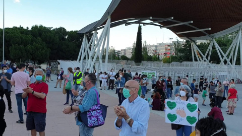 Cientos de vecinos de Aluche se concentran por la Sanidad Pública Cientos de vecinos de Aluche se concentran por la Sanidad Pública