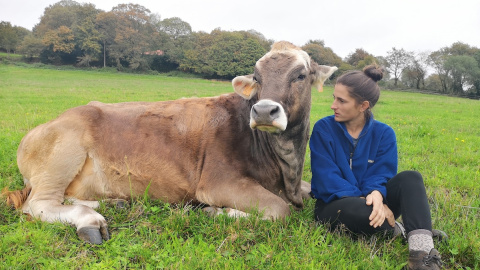 La ganadera Ana Corredoira, con una vaca en su explotación de A Cernada. La ganadera Ana Corredoira, con una vaca en su explotación de A Cernada.