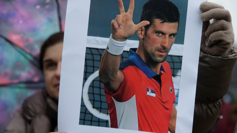 Un partidario del tenista serbio Novak Djokovic sostiene una foto durante una protesta de apoyo en Belgrado Un partidario del tenista serbio Novak Djokovic sostiene una foto durante una protesta de apoyo en Belgrado