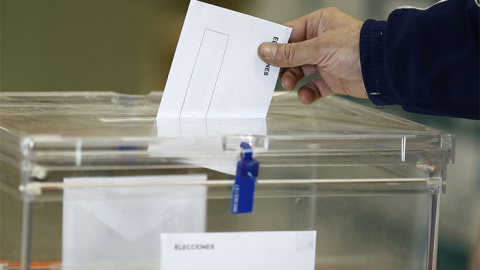 La bandera republicana en Cádiz y el el izado de la bandera en la plaza de Colón, una tradición desde 2001 .- Fotos de EFE La bandera republicana en Cádiz y el el izado de la bandera en la plaza de Colón, una tradición desde 2001 .- Fotos de EFE