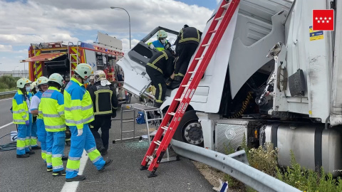 Herido un camionero en un accidente entre dos tráileres en la M-45 Herido un camionero en un accidente entre dos tráileres en la M-45