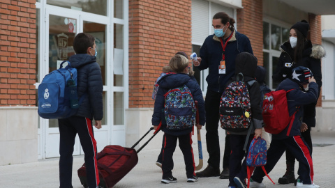 10/10/2022 Un trabajador toma la temperatura a un niño a su llegada al primer día de clase presencial tras la Navidad 10/10/2022 Un trabajador toma la temperatura a un niño a su llegada al primer día de clase presencial tras la Navidad
