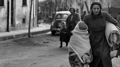 Una foto fechada en febrero de 1939 de una mujer y su hijo que llegaron a pie al paso de Perthus en Francia después de huir de España. Archivos AFP Una foto fechada en febrero de 1939 de una mujer y su hijo que llegaron a pie al paso de Perthus en Francia después de huir de España. Archivos AFP