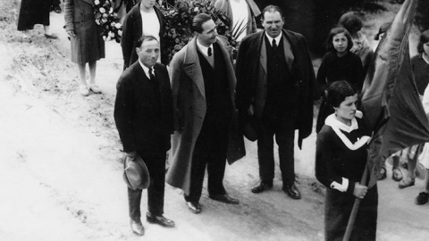 Luis Trigo (en el centro, sujetando un sombrero), en un entierro laico en Mondoñedo en abril de 1936./ ARCHIVO FAMILIAR Luis Trigo (en el centro, sujetando un sombrero), en un entierro laico en Mondoñedo en abril de 1936./ ARCHIVO FAMILIAR