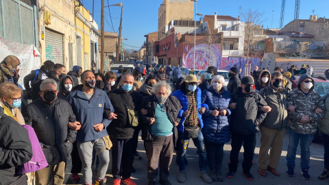 Desenes de persones donaven suport als ocupants de la nau de Badalona.
