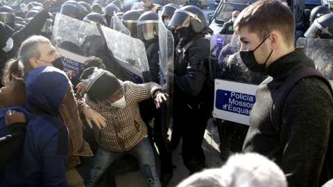 Una de las cargas de los Mossos contra los manifestantes que intentaban parar el desahucio de la nave en Baladona. Una de las cargas de los Mossos contra los manifestantes que intentaban parar el desahucio de la nave en Baladona.