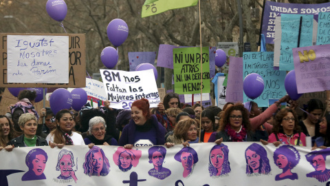 Nombrosos cartells reivindicatius en el marc d'una manifestació feminista a Barcelona el 8 de març del 2019. Pla general. (Horitzontal) Nombrosos cartells reivindicatius en el marc d'una manifestació feminista a Barcelona el 8 de març del 2019. Pla general. (Horitzontal)