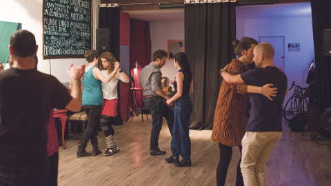 Milonga tango queer Dafne dando indicaciones