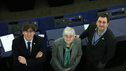 Público 10-11 - Puigdemont, Comín i Ponsatí al Parlament Europeu - Natàlia Segura - ACN Pla picat dels eurodiputats Toni Comín, Clara Ponsatí i Carles Puigdemont al seu escó a la seu del Parlament Europeu a Estrasburg, el 10 de febrer del 2020. (Horitzontal)