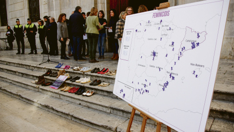 FOTO FEMINICIDIS Pla mitjà del mapa dels feminicidis del 2019 a l'Estat i de l'acció reivindicativa amb sabates per evidenciar les dones assassinades per violència masclista, davant l'Ajuntament de Tarragona. Foto del 25 de novembre del 2019 (Horitzontal).