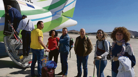 Part dels membres de l’Intergrup per la Pau i Llibertat del Sàhara al Parlament de Catalunya a un aeroport. Imatge del 28 de febrer de 2020. (Horitzontal) Part dels membres de l’Intergrup per la Pau i Llibertat del Sàhara al Parlament de Catalunya a un aeroport. Imatge del 28 de febrer de 2020. (Horitzontal)
