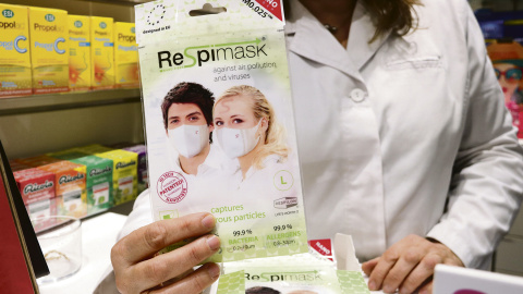 FOTO CORONAVIRUS Una de les poques mascaretes que queden a la farmàcia Noguera de Girona després que la majoria d'elles s'hagin venut a causa del coronavirus. Imatge del 24 de febrer del 2020 (Horitzontal)