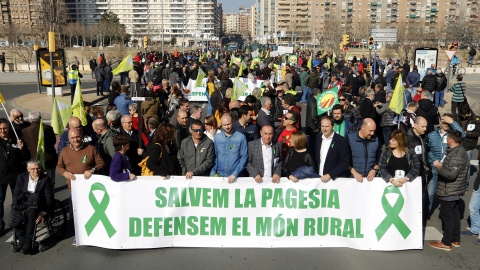 FOTO 1 PAGESIA Pla general de la manifestació en defensa del món rural al seu pas pel pont de la Universitat de Lleida, el 14 de febrer de 2019. (Horitzontal)