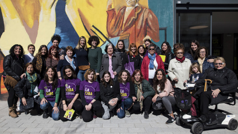 Foto de grupo La alcadesa de Santa Coloma junto a parte del equipo del ayuntamiento, además de mujeres ligadas a La Ciba y participantes.