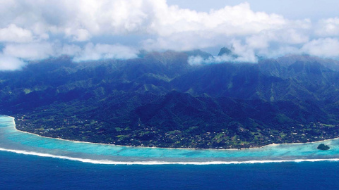 A - P26 La isla de Rarotonga, la más grande de las Islas Cook, vista desde el aire, el 30 de agosto de 2012.- MARTY MELVILLE / AFP