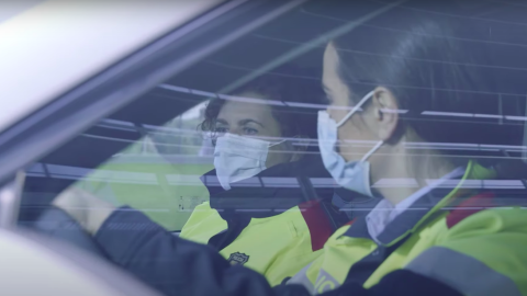 Mosses d'Esquadra dentro de un vehículo. Generalitat de Catalunya