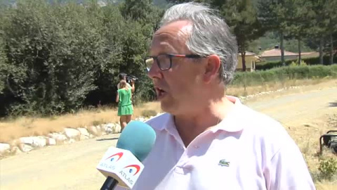 El viento dificulta la extinción del incendio de La Granja El viento dificulta la extinción del incendio de La Granja