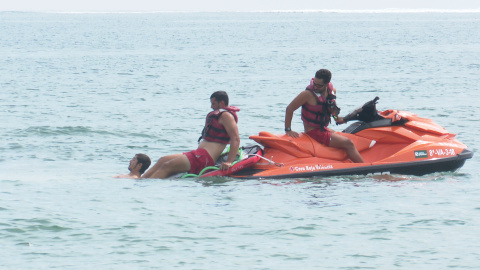 Cruz Roja destaca la importancia de las banderas en el mar Cruz Roja destaca la importancia de las banderas en el mar