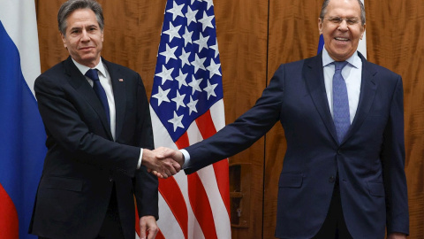 Una foto proporcionada por el servicio de prensa del Ministerio de Relaciones Exteriores de Rusia muestra al Secretario de Estado de los Estados Unidos, Antony Blinken (izq.), y al Ministro de Relaciones Exteriores de Rusia, Sergei Lavrov ( Una foto proporcionada por el servicio de prensa del Ministerio de Relaciones Exteriores de Rusia muestra al Secretario de Estado de los Estados Unidos, Antony Blinken (izq.), y al Ministro de Relaciones Exteriores de Rusia, Sergei Lavrov (