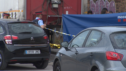 Hallan a una mujer muerta debajo del remolque de un camión Hallan a una mujer muerta debajo del remolque de un camión